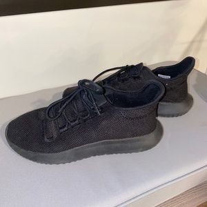 JET BLACK ADIDAS SNEAKERS